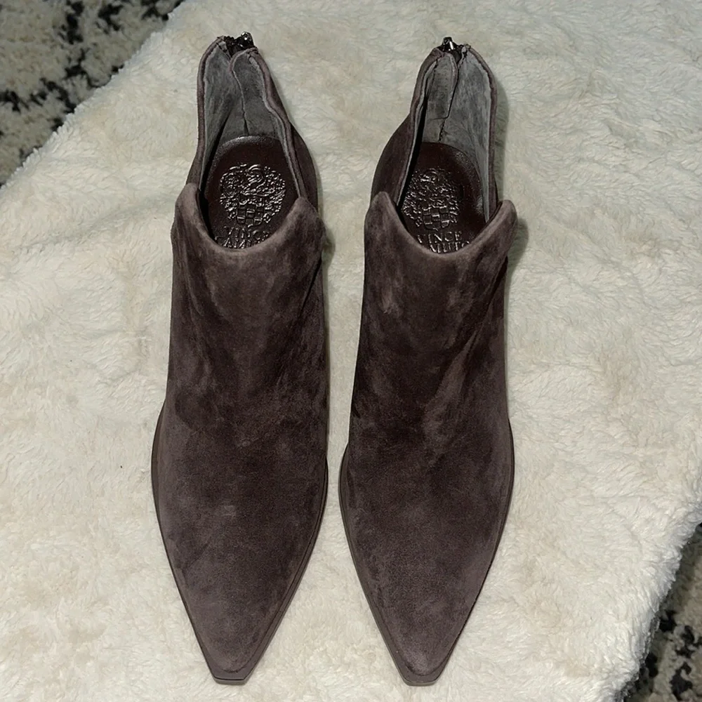 Vince Camuto Gigietta Women’s Brown Suede Back Zip Chelsea Booties NWOB